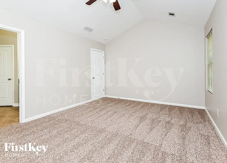 380 Pine Tree Dr — Photo 9