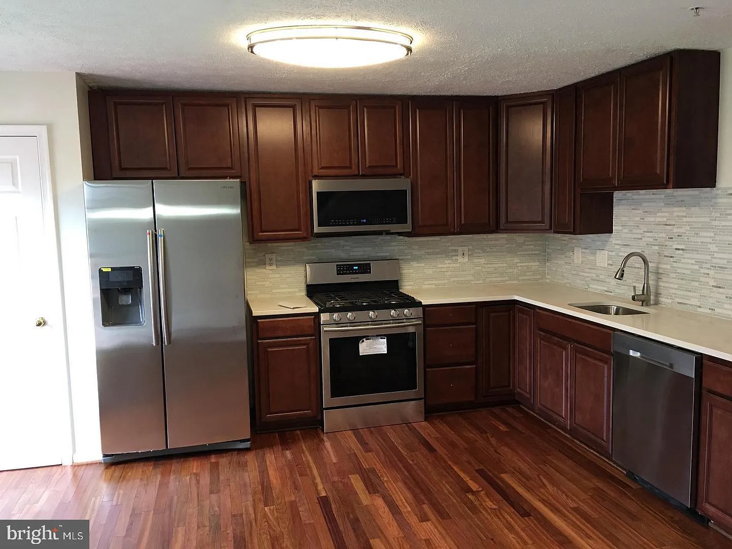 3 bed, 1.5 bath, 1414 sqft, $2,100 — Photo 2