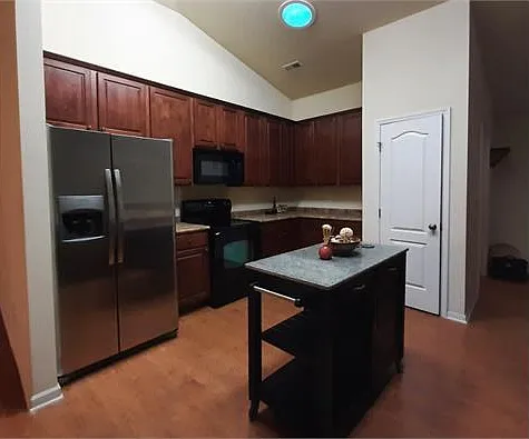 160 Alderwood Dr — Photo 2