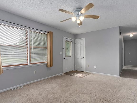3rd image of 1604 Parkwood Dr