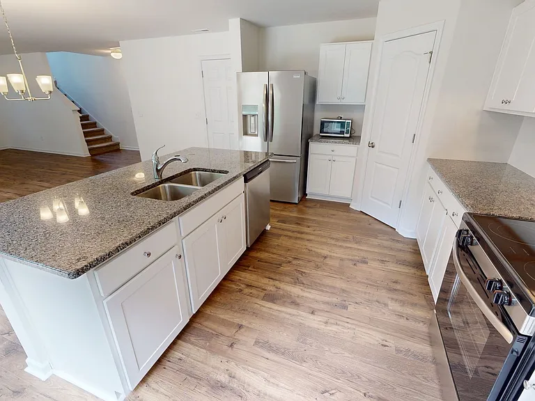517 Phoenix Ln — Photo 7