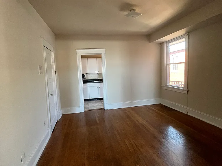 West Grace Apts — Photo 20