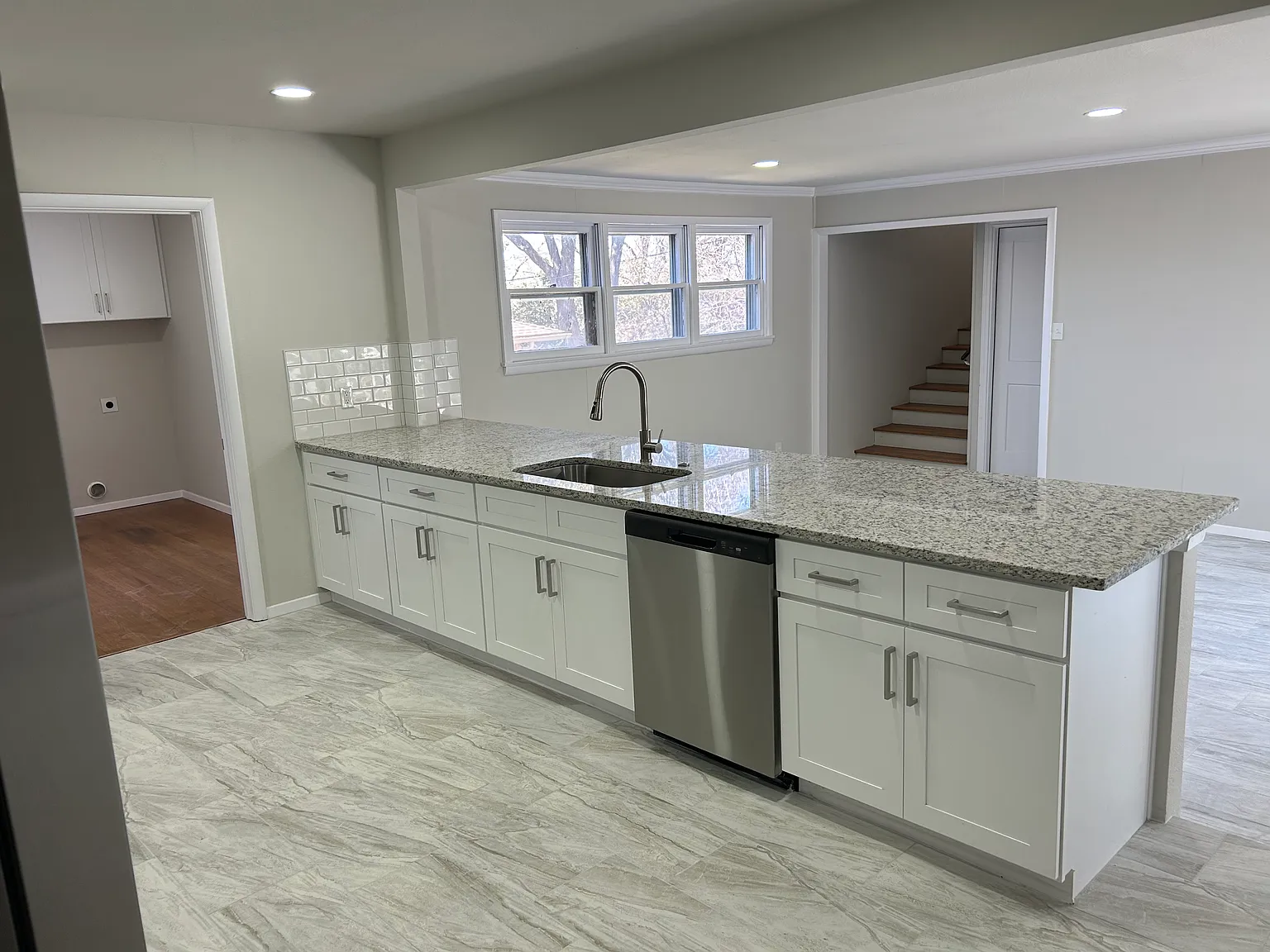 4 bed, 2.5 bath, 2476 sqft, $2,600 — Photo 3