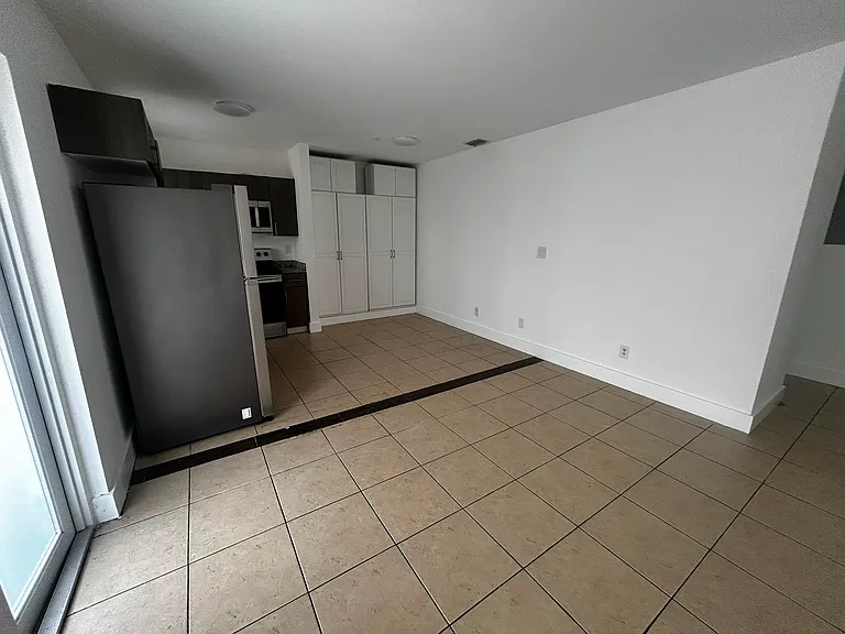 920 SE 2nd Ave #7 — Photo 2