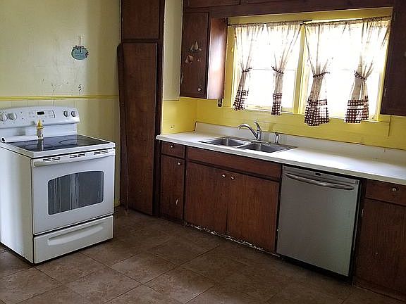 2nd image of 925 W Iris Ave