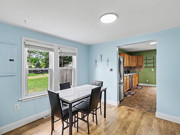 5th image of 933 Benjamin Ave NE