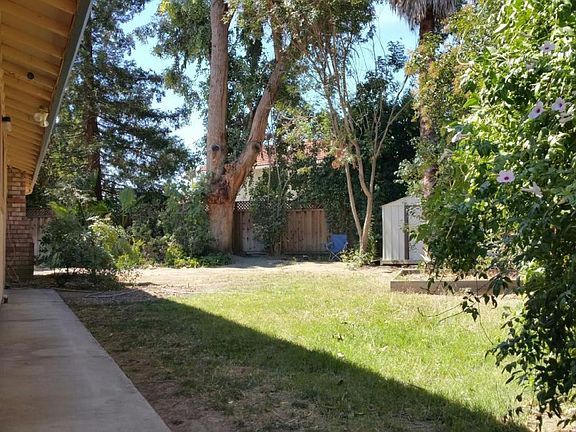 Welcoming front yard