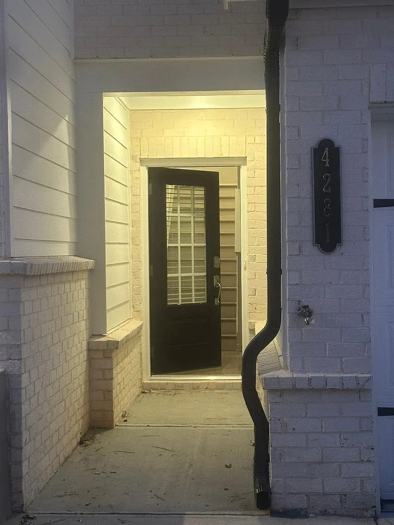 Unit Photo - 2482 Van Fleet Cir #4285
