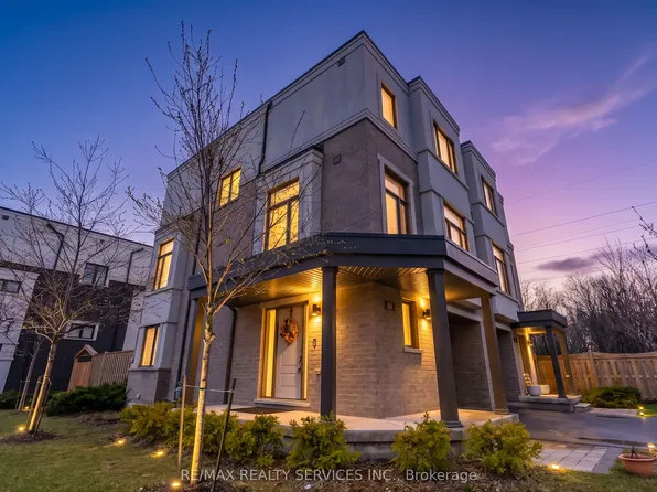 1801 Mitoff Pl, Mississauga, ON L4W 0E8