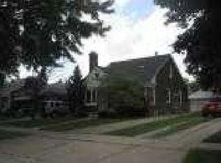 2190 Hawthorne Rd, Grosse Pointe Woods, MI 48236