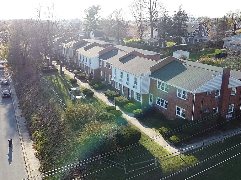 335 E Walnut St — Photo 3