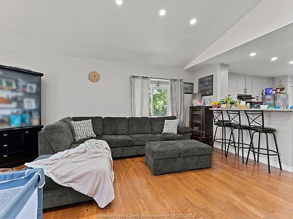 5th image of 4697 Helsinki Cres