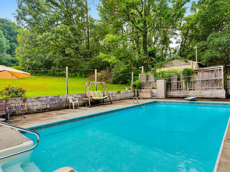 1st image of 912 Crest Dr
