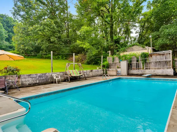 912 Crest Dr, Chickamauga, GA 30707