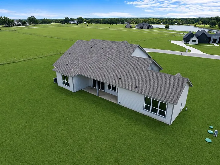 223 Vaughn Ln — Photo 2