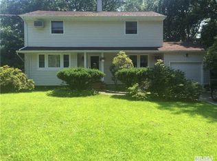 16 Hollingwood Dr, Coram, NY 11727