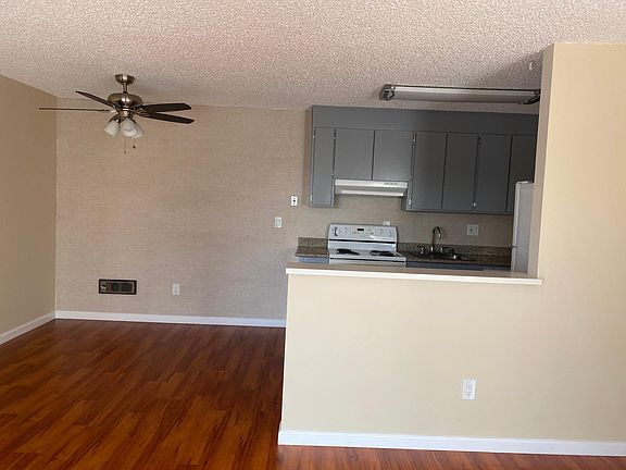 separate dining area off the kitchen