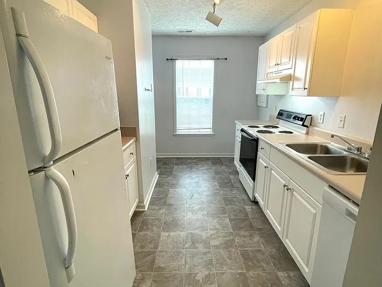 220 John Ct — Photo 4