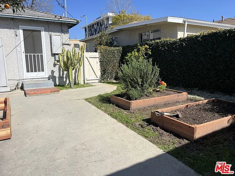 2929 Westwood Blvd — Photo 12