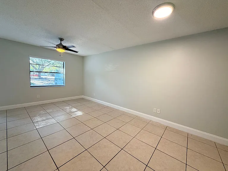 Lakeside Cove Apartments — Photo 8