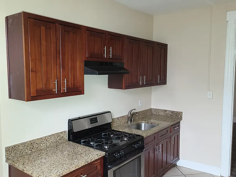 1918 Druid Hill Ave — Photo 4