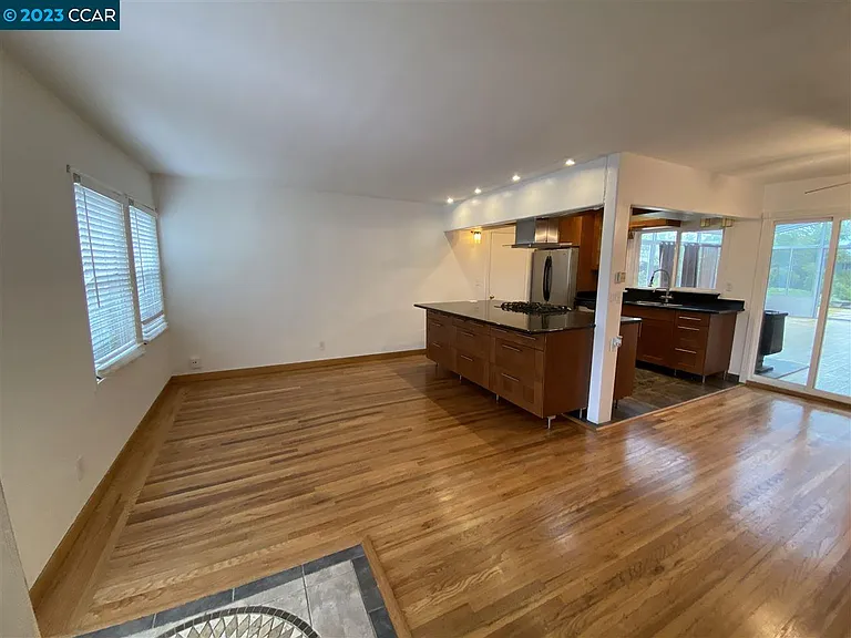 1414 San Carlos Ave — Photo 6