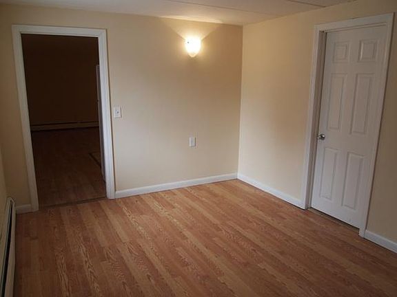 4th image of 50 W Warwick Ave