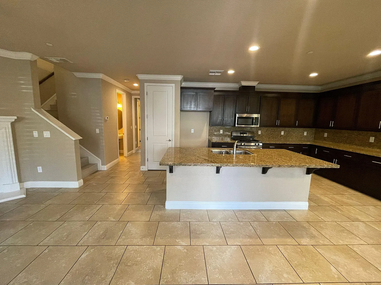 687 Addison Ln — Photo 4