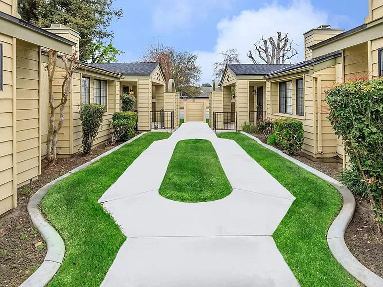 Laurelwood West Villas — Photo 13