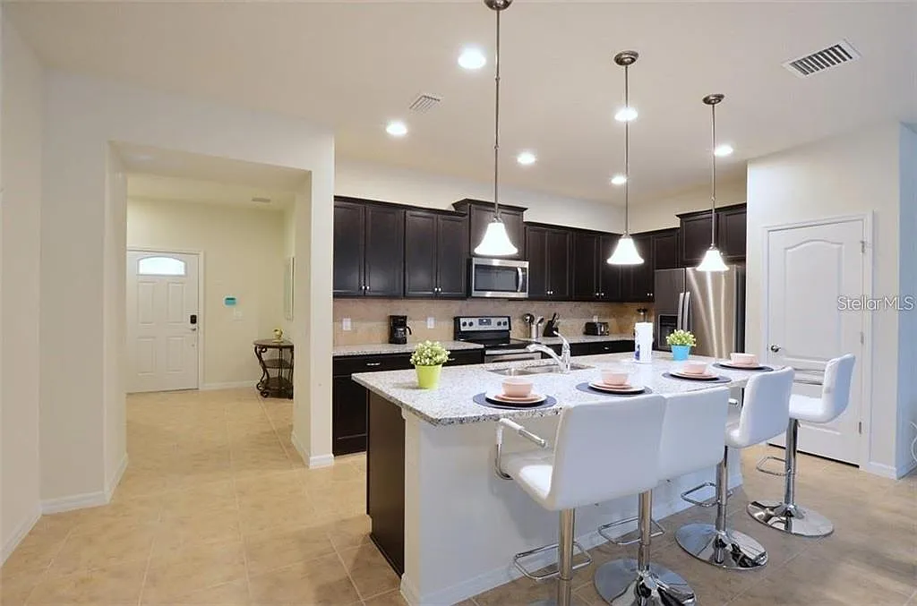 5 bed, 4.5 bath, 2263 sqft, $2,900 — Photo 4