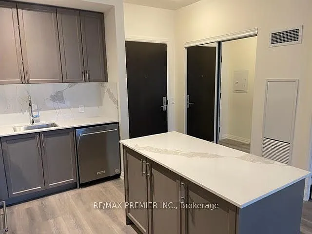 9000 Jane St #214 — Photo 3