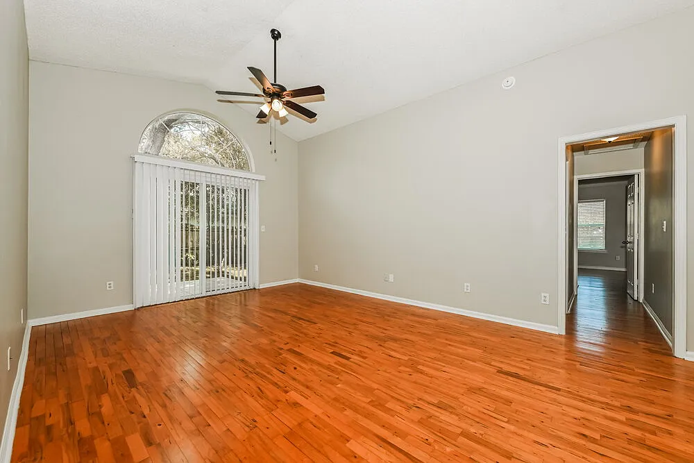 4 bed, 2.0 bath, 1607 sqft, $2,215 — Photo 3