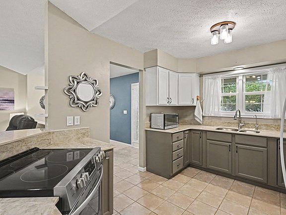 3rd image of 226 Embury Dr