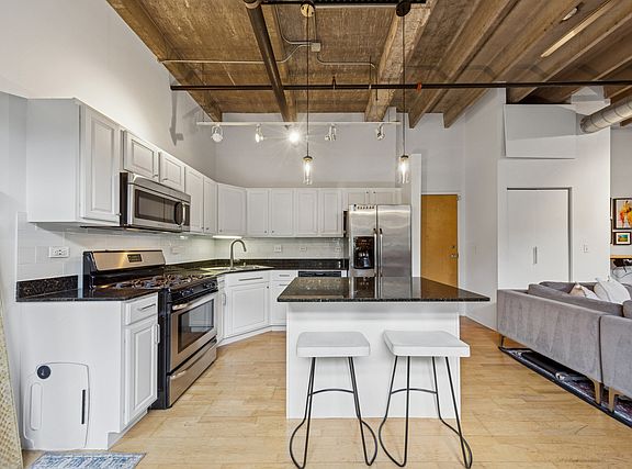 2nd image of 1740 N Maplewood Ave #1222