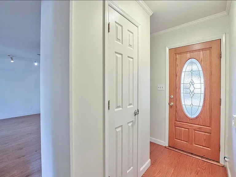2093 Greenwood Dr — Photo 2