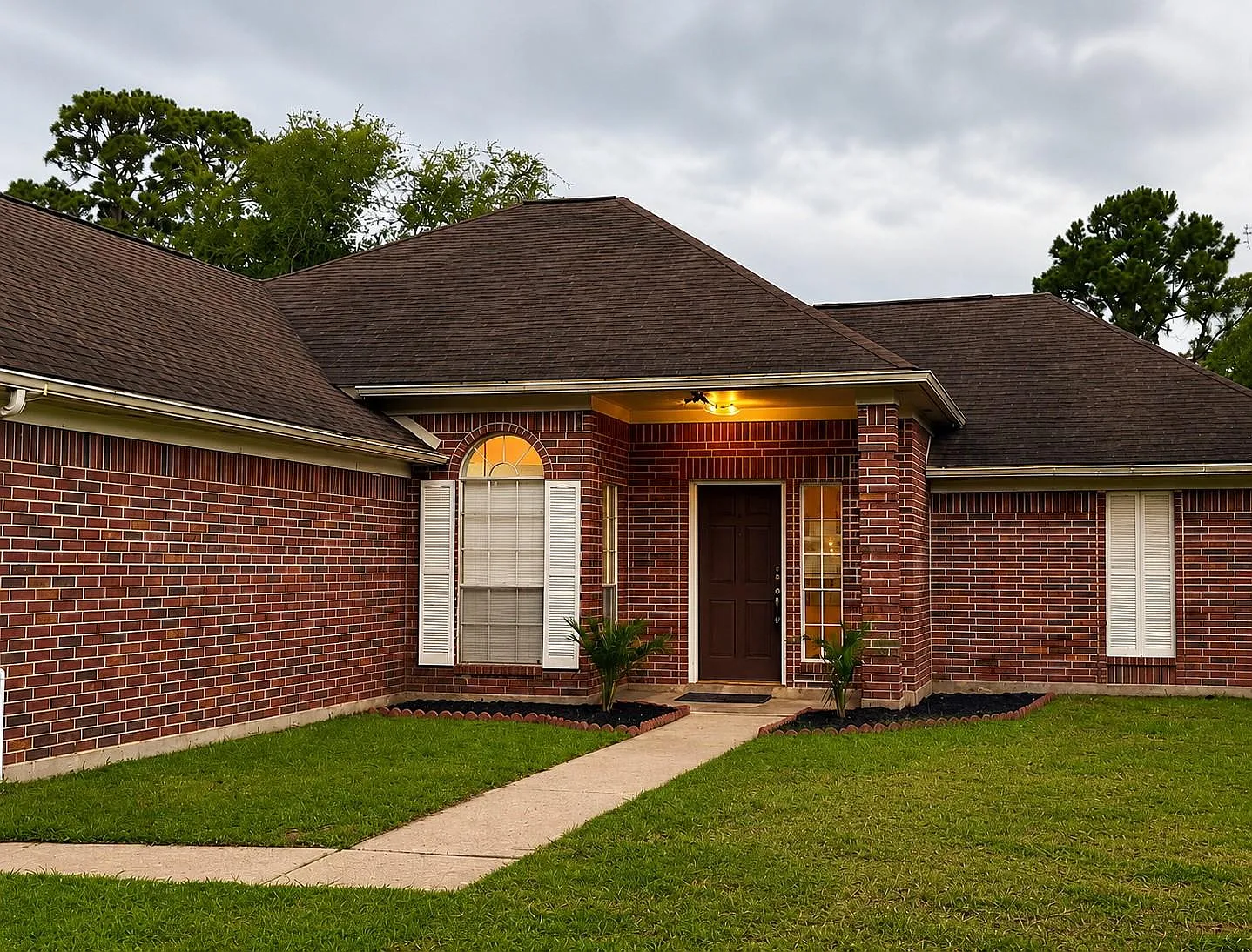 3 bed, 2.0 bath, 1860 sqft, $1,950 — Photo 2