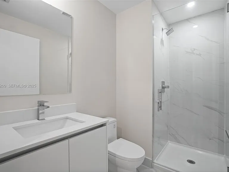 700 NE 24th St #602 — Photo 16