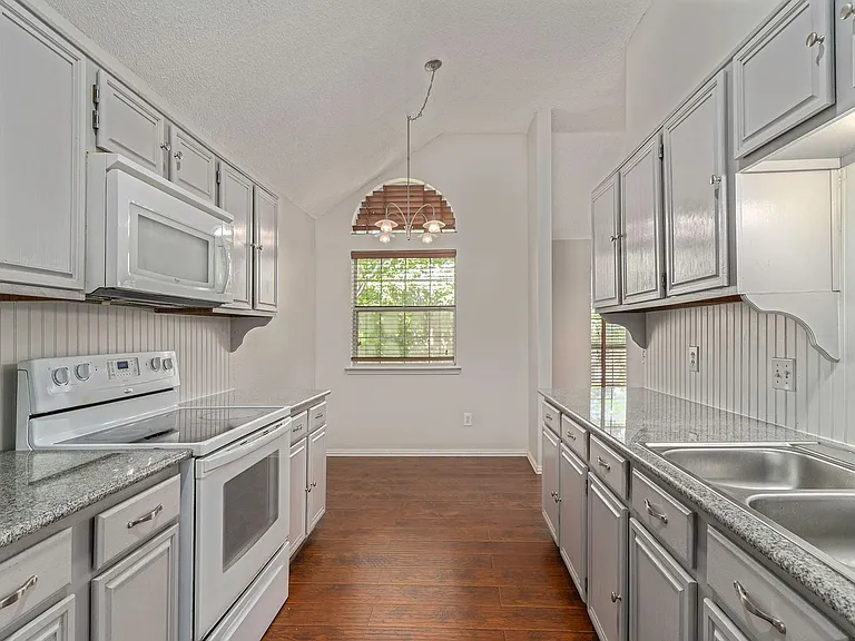 588 Lake Forest Dr — Photo 13