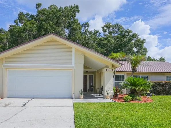 1304 Sandalwood Dr, Plant City, FL 33563