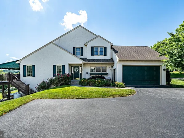 233 S Pine St, Elverson, PA 19520