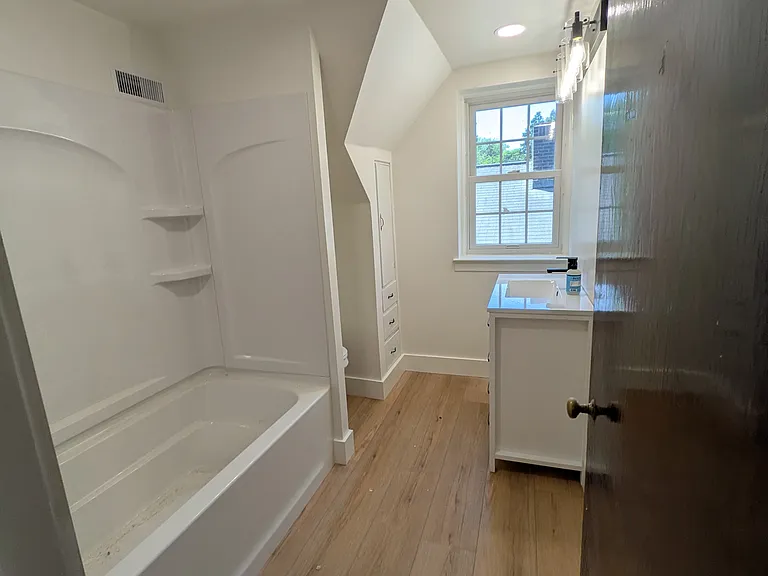 Full Bathroom upstairs