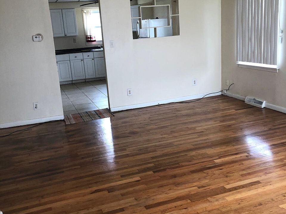 2nd image of 2695 Iowa Dr