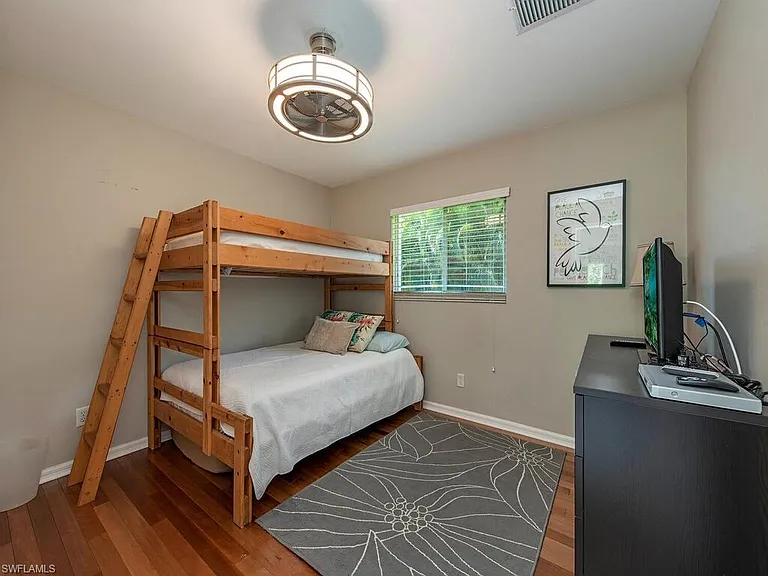 1082 Capri Dr — Photo 7