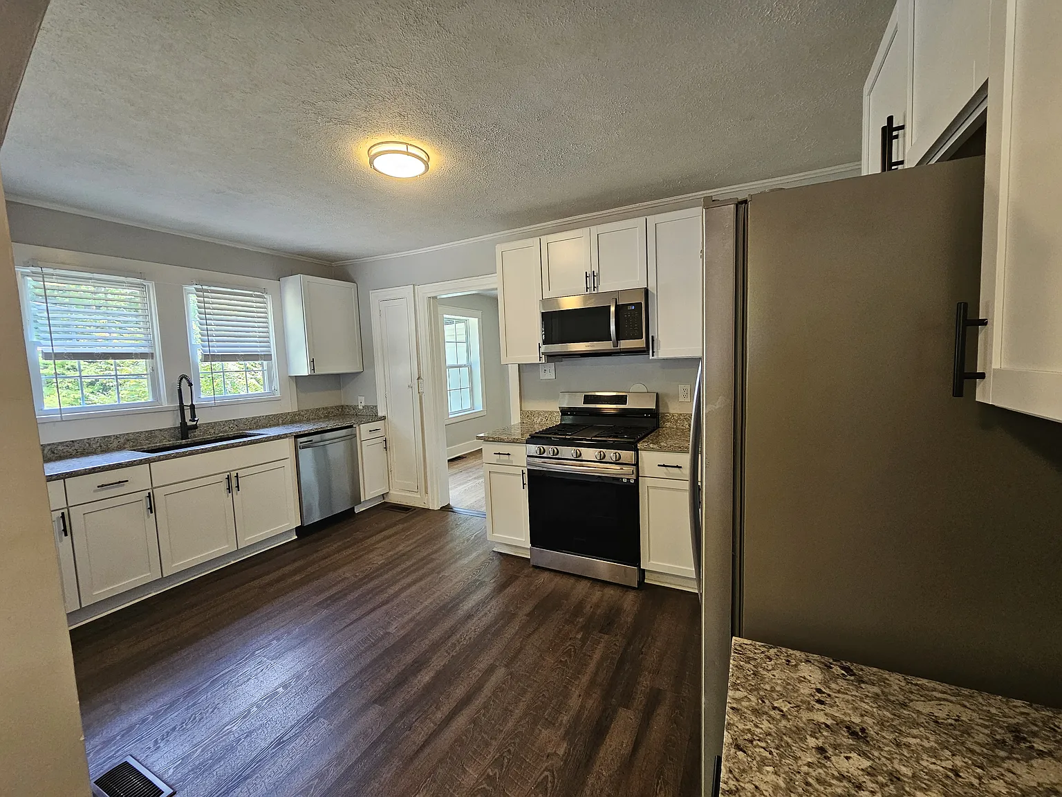 3 bed, 1256 sqft, $2,350 — Photo 3