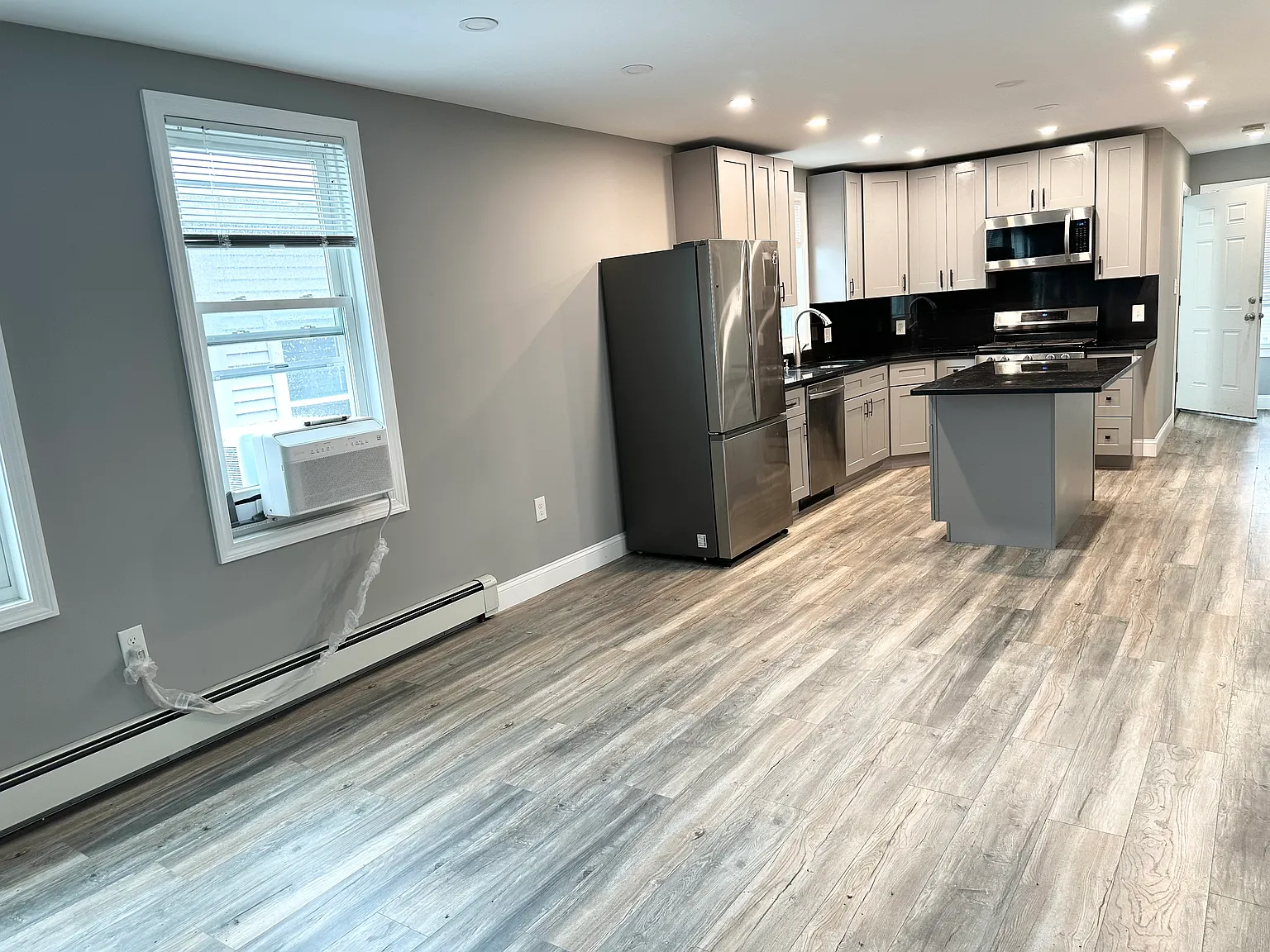 3 bed, 1000 sqft, $3,300 — Photo 3