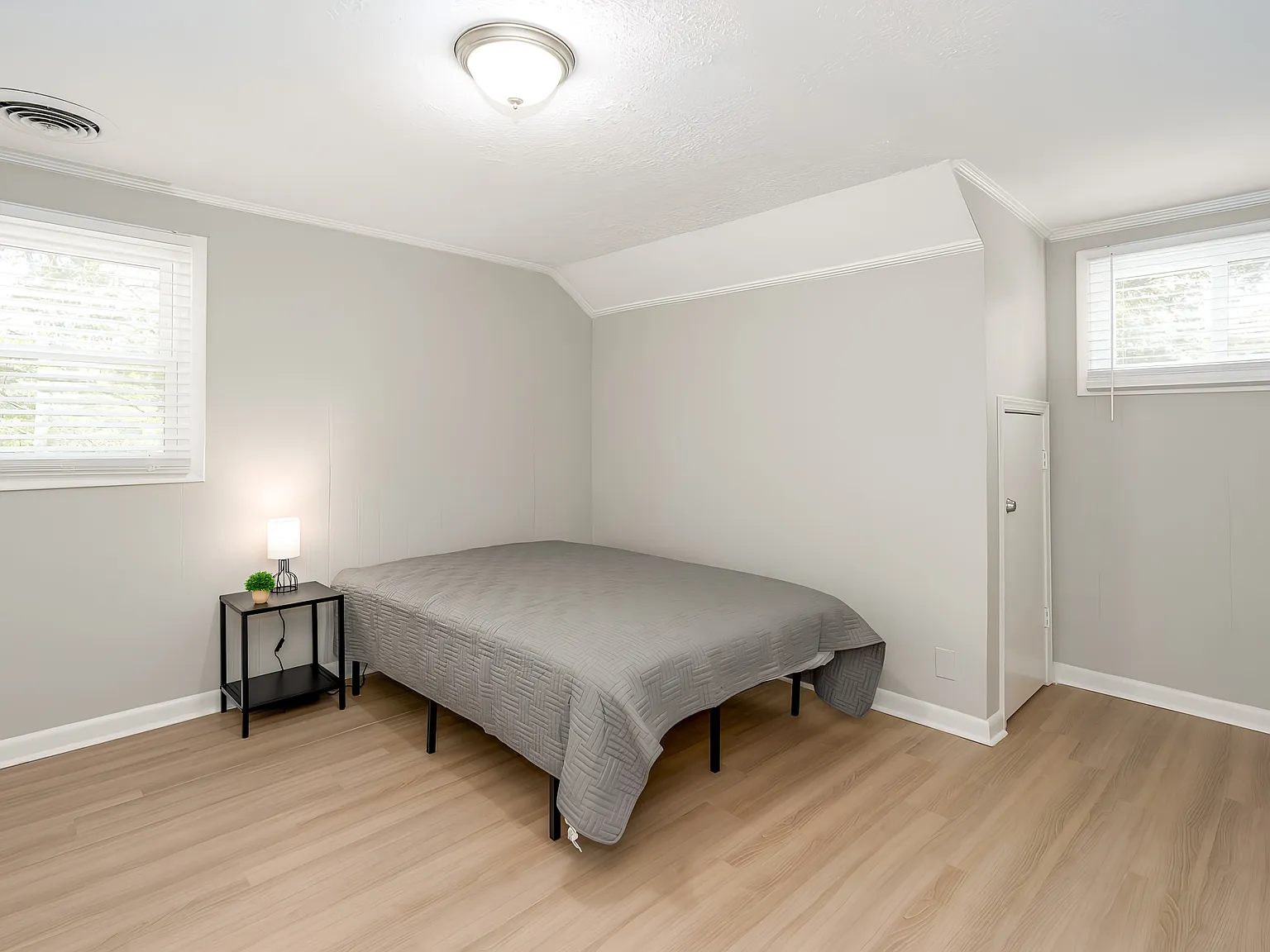 4 bed, 2.0 bath, 2909 sqft, $754 — Photo 2
