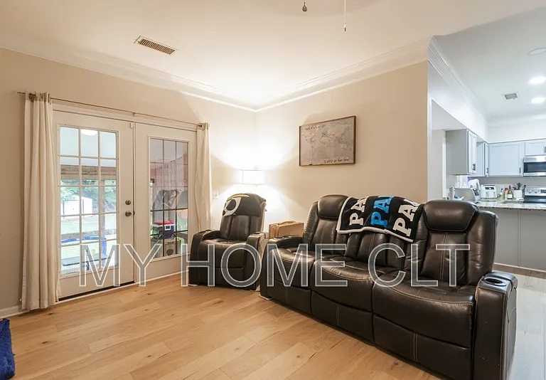 10029 Dauphine Dr — Photo 10