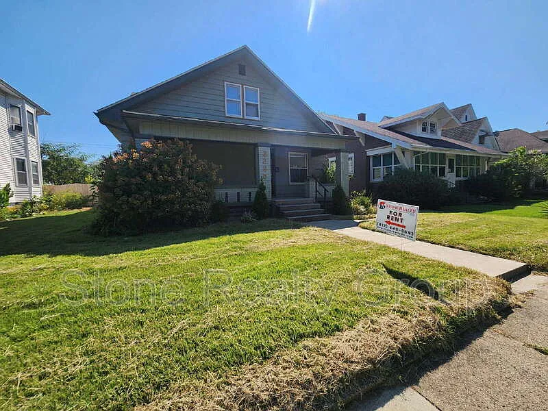 4 bed, 2.0 bath, $2,000 — Photo 1