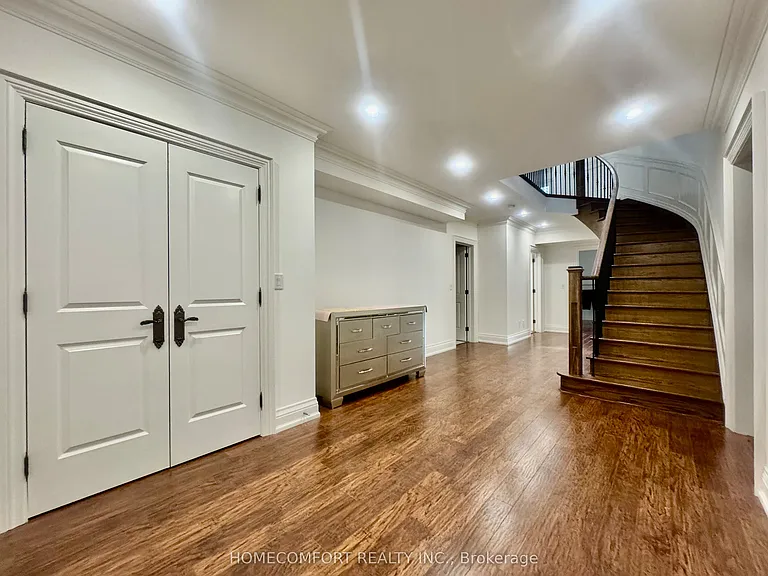 192 Kingsdale Ave #LOWER — Photo 2