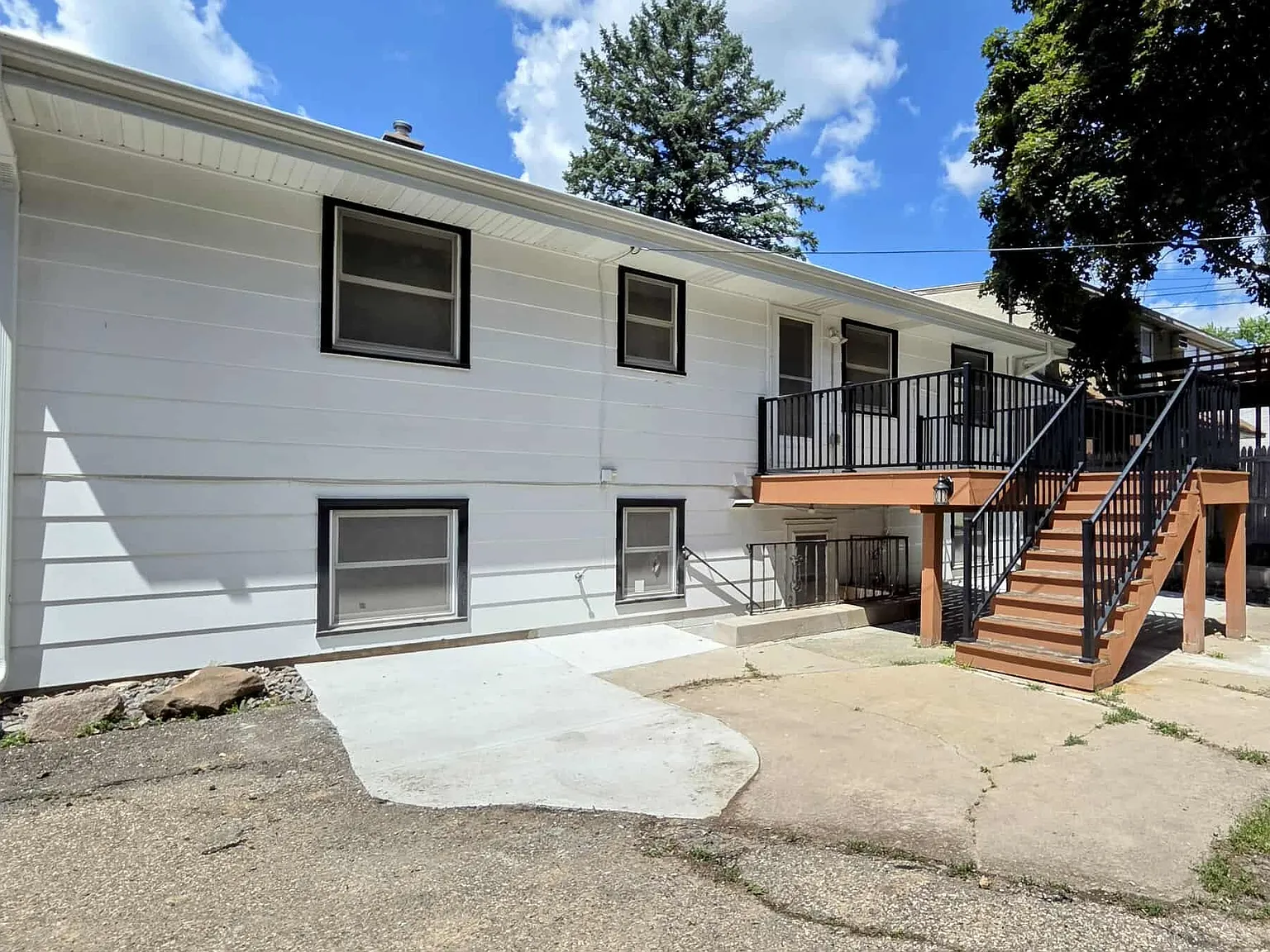 1590 Clarence St — Photo 2